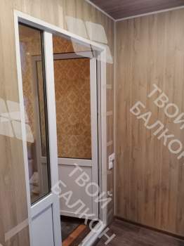 Панорамное остекление балкона и отделка ламинатом и панелями ПВХ