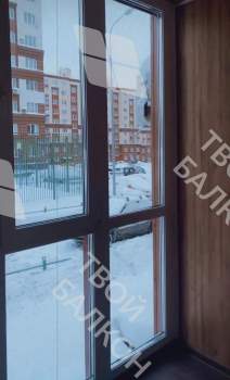 Панорамное остекление балкона и отделка ламинатом и панелями ПВХ