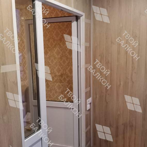 Панорамное остекление балкона и отделка ламинатом и панелями ПВХ Панорамное остекление балкона и отделка ламинатом и панелями ПВХ